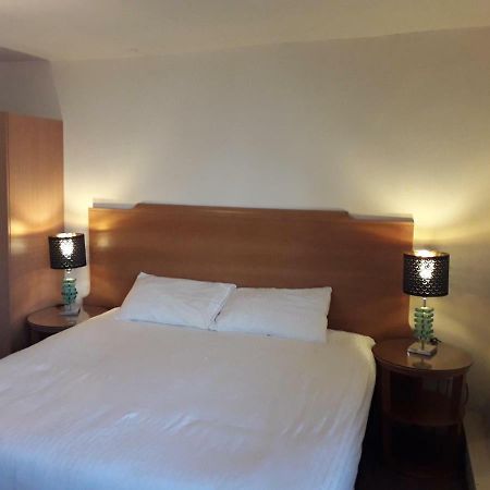 The Red Lion Apartman Newent Kültér fotó